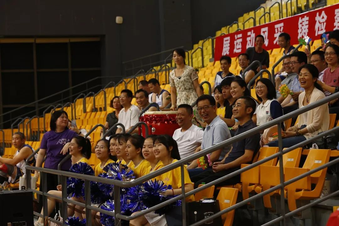 阿扎伦卡迎来三赛季出色发挥，勇士观众热烈欢呼！观众掌声雷动(阿迦尼吒天是哪一层天)